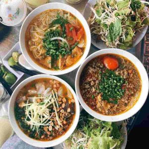 Thưởng thức bún cá ở quán Quê Hương
